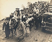 Le dalaï-lama en tenue de cérémonie entre en Inde par un col de haute montagne, le Sikkim, en 1956