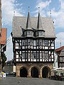 Zwei achteckige Turmhelme auf einem Profanbau (Rathaus Alsfeld)