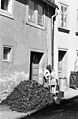 Brikett-Schüttung auf einer Straße 1991 in Naumburg (Saale)