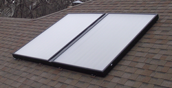 Dos panells solars tèrmics d'aigua calenta en un terrat