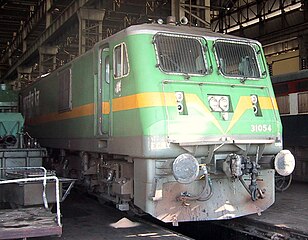 Dual coupling on a modern locomotive. (Indian locomotive class WAG-9) The chain is mounted on a hinge on the right of the AAR coupler