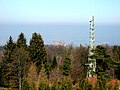 Richtfunkturm auf dem Raichberg, im Hintergrund die Burg Hohenzollern