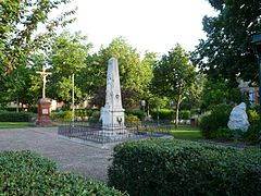 Croix et monument aux morts.