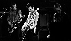 Joe Strummer, Mick Jones a Paul Simonon při koncertu, Oslo, 1980