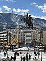 Der Platz Mazedoniens in Skopje mit dem Reiterstandbild Alexanders des Großen