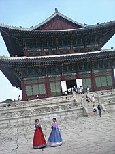 Flanka vido de Gyeongbokgung.