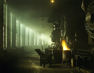 Locomotives à vapeur garées dans une rotonde à Chicago (décembre 1942). (définition réelle 3 500 × 2 715)