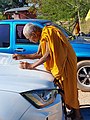 Mönch beim segnen eines neuen Fahrzeugs. Chaiyaphum ist sehr traditionell geprägt und der Buddhismus spielt eine große Rolle im Leben.
