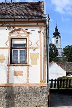 A községháza részlete az evangélikus templommal
