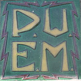 Logo in Art deco-stijl van het inmiddels opgeheven elektriciteitsbedrijf PUEM op een transformatorhuisje in Willeskop