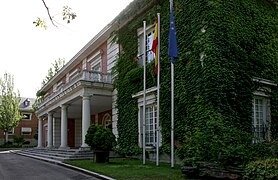 L'entrée du bâtiment du conseil des ministres dans le complexe de La Moncloa.