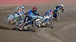 Pilotes de speedway dans une courbe