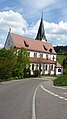 Von der Kirche St. Jakobus führt der Schlossbergweg zu Spielscheune, Spielplatz, Aqualino und zum Kinderbauernhof Tierscheune.