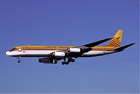 N1809E, le Douglas DC-8-62 de Surinam Airways impliqué, ici à l'aéroport international de Miami en février 1989, 4 mois avant l'accident.