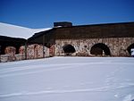 Fästningens borggård. Till vänster ser man ruinerna av den västra kasematten och till höger den återuppbyggda norra kasematten.