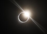 L'anneau de diamant visible durant l'éclipse totale du 21 août 2017, à Ravenna, Nebraska (USA). (Les lignes de diffraction émanant du diamant solaire sont un artefact de l'appareil optique, et non pas un phénomène céleste.)