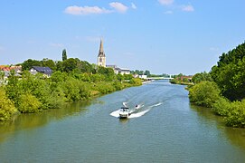 Wervik, la lys. À l'arrière plan, l'église. Vue depuis le pont menant au balloken