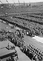 Foto fra en av Hitlers taler til folkemassene og uniformerte medlemsgrupper under partidagene i 1934. «Føreren» blir filmet fra ulike vinkler av flere kameraer. Foto: Bundesarchiv