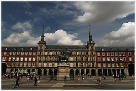 Casa de la Panadería de la Plaza Mayor de Madrid, de Juan Gómez de Mora (1619), con la estatua ecuestre de Felipe III, de Pietro Tacca (1616)[41]​
