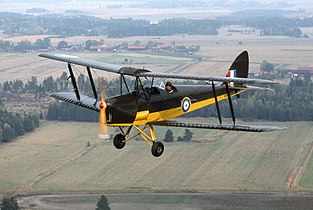 Photographie d'un avion biplan en vol.