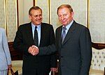 USA:s försvarsminister Donald Rumsfeld och Kutjma, 2001.