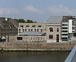 Villa Jaunez en tuinmuur omringd door hotelvleugels