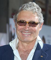 Michael Nouri interprète Neil Roberts.