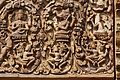 Brahma (avec trois têtes visibles) et Ganesh. Détail du linteau au-dessus de l'entrée principale de la tour centrale du Prasat Sikhoraphum, Thaïlande, XIIe siècle, grès