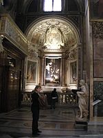 Chapelle latérale gauche avec le tableau du Caravage. (Basilique Sant’Agostino de Rome).