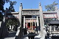Schrein des Guan Yu, dahinter der riesige Grabhügel