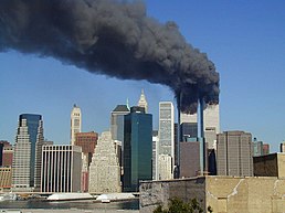 Asap hitam mengepul di Manhattan dari Menara Kembar