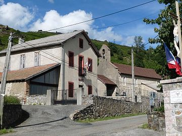 La mairie et l'église.