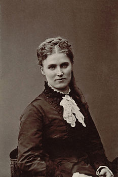 Christine Nilsson, chanteuse suédoise d'opéra, photographiée en 1870 par Nadar. (définition réelle 1 481 × 2 213)