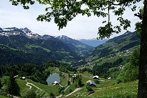 Blick südwestwärts vom Fuße der Blasenka über den Seewaldsee, dem einzigen See des Tals, seltsam am Grat liegend, und das untere Großwalsertal