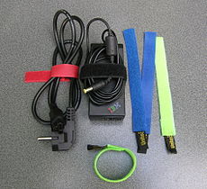 Kabelbinder mit Klettverschluss an einem Netzteil