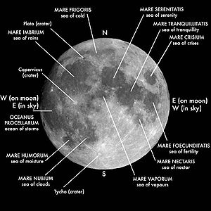 Månens forside med vigtige marer og kratere angivet.