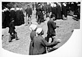 Mendiants lors du Pardon de Saint-Jean-du-Doigt photographié par Charles Géniaux entre 1902 et 1905. Les femmes portent la toukenn, coiffe emblématique du Trégor.