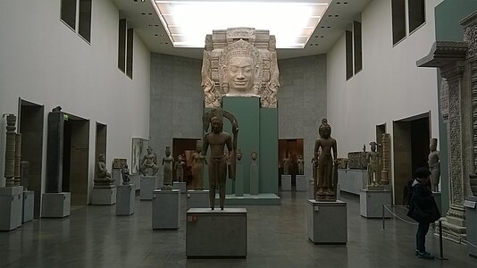 Salle khmère du musée Guimet. Au centre, sommet de la tour du musée indochinois (à la suite de l'exposition de 2013-2014).