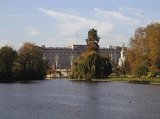 Tasik Taman St. James, memandang barat laut. Istana Buckingham dapat dilihat di latar belakang.