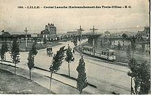 Ancienne carte postale au niveau du Croisé-Laroche, sur la route, seule une charrette circule et très peu d'habitations sont bâtis.