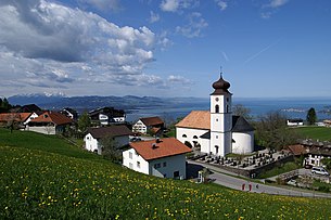 Blick über die Pfarrkirche St. Bernhard auf den Bodensee
