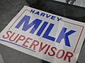 Cartell de la campanya política de Harvey Milk com a supervisor a l'ajuntament de San Francisco exposat a la seva antiga botiga de fotografia a Castro Street