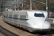 20. KW Die Garnitur Z28 der Shinkansen-Baureihe N700 (JR Central) auf der Schnellfahrstrecke San’yō-Shinkansen zwischen den Stationen Bahnhof Okayama und Bahnhof Aioi im April 2009.