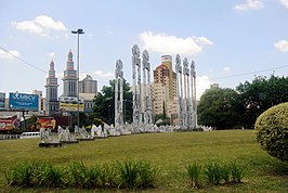 Monumento dos Sapateiros met op de achtergrond de torens van de kathedraal basiliek São Luiz Gonzaga in het centrum van Novo Hamburgo