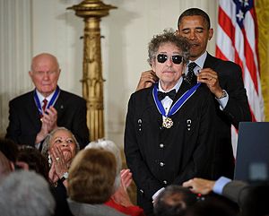 Dylan sendo condecorado com a Medalha Presidencial da Liberdade pelo presidente Barack Obama (2012)