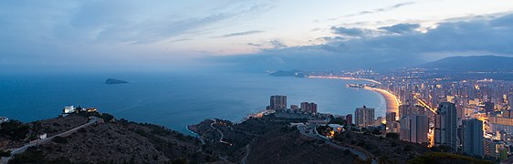 Vista notturna della città