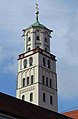 Turm bis zum untersten abgebildeten Geschoss romanisch, das darüber mit spätgotischem Blendmaßwerk aus Formziegeln, achteckige Geschosse Renaissance