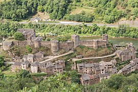 Vue aérienne du bourg et du château.