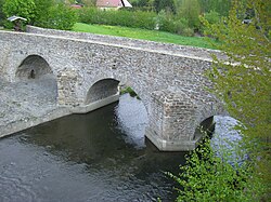 Řeka u obce Conradsdorf s mostem z roku 1501