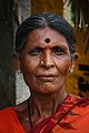 Sørindisk kvinne med raud tilak på naseryggen og rund påtte over. Foto: Steve Evans
